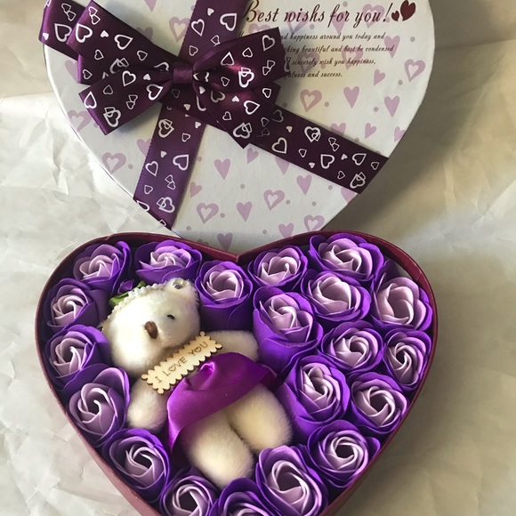 Little gift box full of Roses and a I Love You bear - Picture 4 of 6